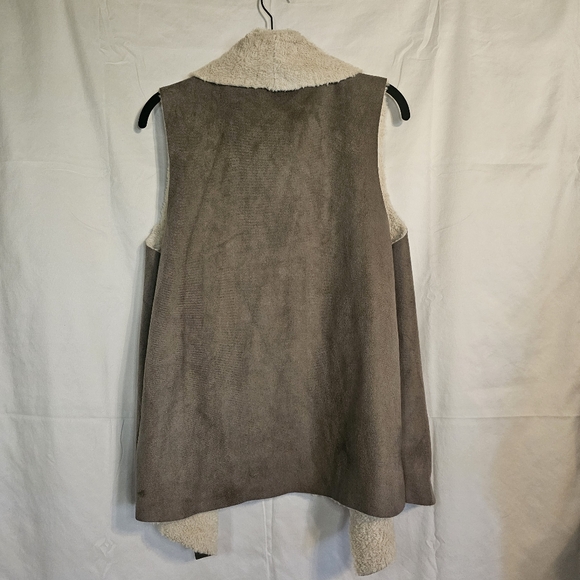 Madison and Lola faux suede and sherpa vest - Picture 2 of 5